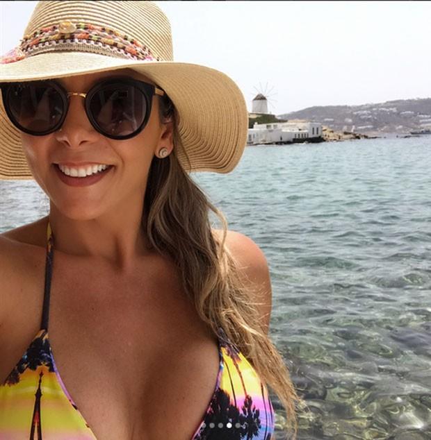 Carla Perez curte férias e mostra corpão na Grécia