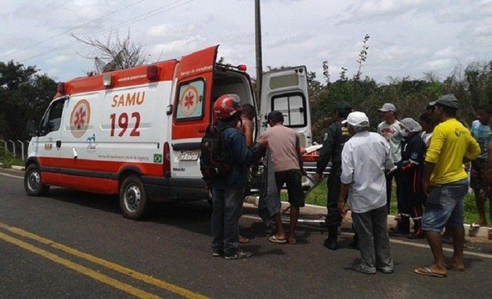 Homem tem o rosto desfigurado após colidir moto em muro
