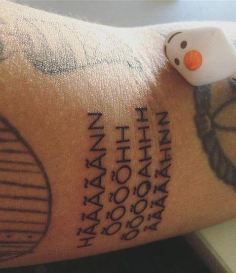 Jovem tatua pegadinha do “gemidão do WhatsApp” no braço