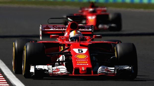 Sebastian Vettel à frente de Kimi Raikkonen durante o GP da Hungria (Crédito: Reprodução )