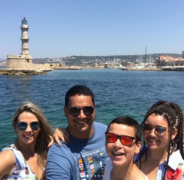 Carla Perez curte férias e mostra corpão na Grécia