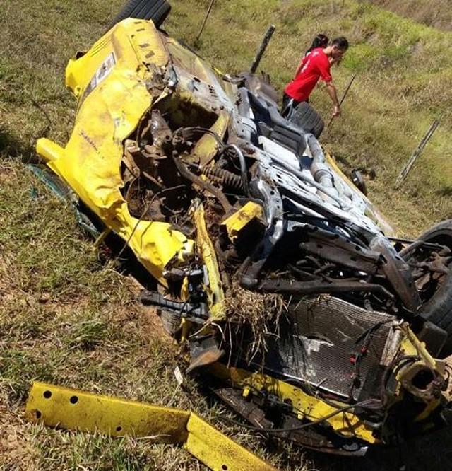 Motorista capota e destrói carro de luxo no interior de SP
