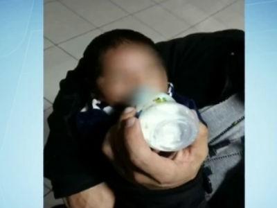 Boliviana briga com companheiro e abandona bebê em cesto de lixo