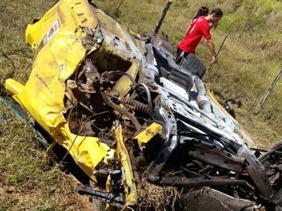 Motorista capota e destrói carro de luxo no interior de SP