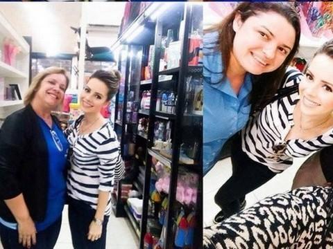 Sandy compra material escolar para o filho e é assediada por fãs