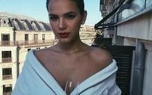 Bruna Marquezine posa apenas de roupão em sacada de hotel em Paris