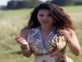 Gyselle Soares mostra vida em Paris e lança carreira musical
