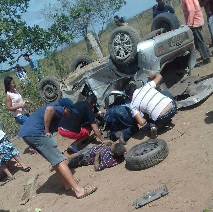 Vítimas foram socorridas por moradores da região (Crédito: Cidades na Net)