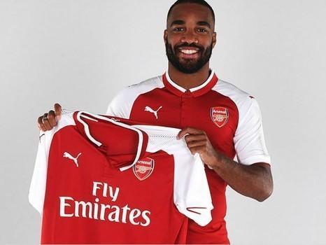Arsenal anuncia a contratação do atacante francês Lacazette