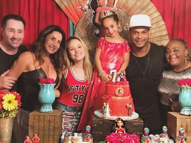 Filha de Scheila Carvalho ganha super festa de 7 anos em Orlando