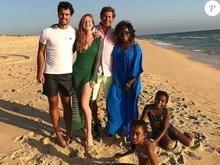 Em Portugal, Marina Ruy Barbosa posa com o noivo e Gloria Maria