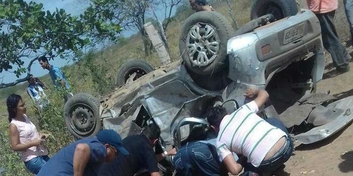 Uma pessoa morre e duas ficam feridas após capotamento na BR-316