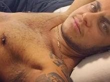 Thammy Miranda posa sem camisa na cama e é comparada a Tony Ramos