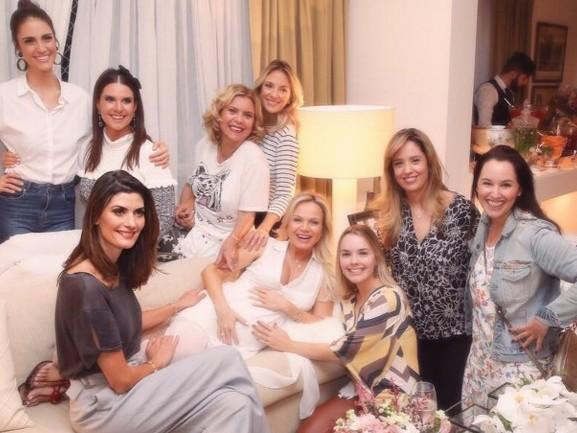 Eliana aparece rodeada de famosas em novas fotos do chá de bebê