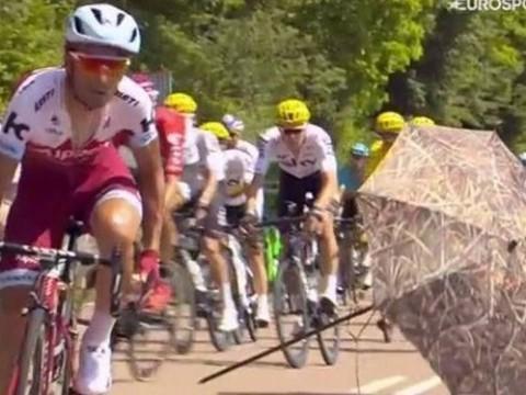 Guarda-sol desgovernado quase provoca acidente no Tour de France