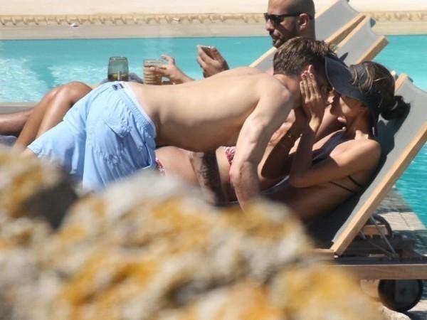 Izabel Goulart troca beijos com namorado Kevin Trapp na Grécia