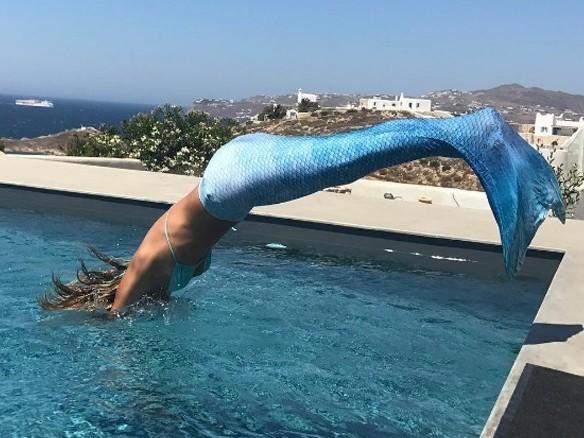 Luciana Gimenez mergulha com cauda de sereia durante férias