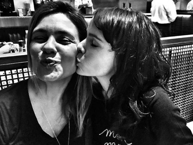 Reencontro de Adriana Esteves e Débora Falabella agita a internet