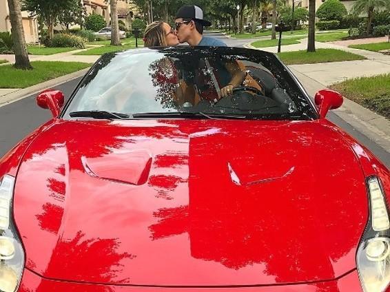 Thomaz e Larissa Manoela ostentam carrão e são criticados na web
