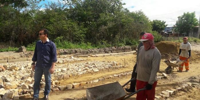 Júnior Percy visita obra de calçamento, em Buriti dos Lopes