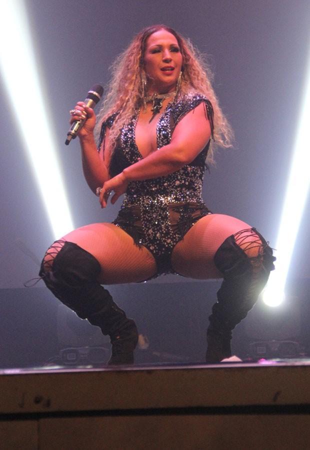 Valesca Popazuda usa look sensual e arrasa em show