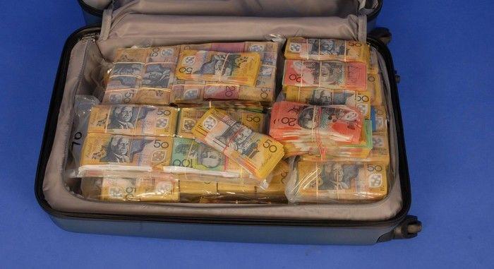 Mala com cerca de US$ 1,6 milhão (cerca de R$ 4 milhões) (Crédito: Reprodução)