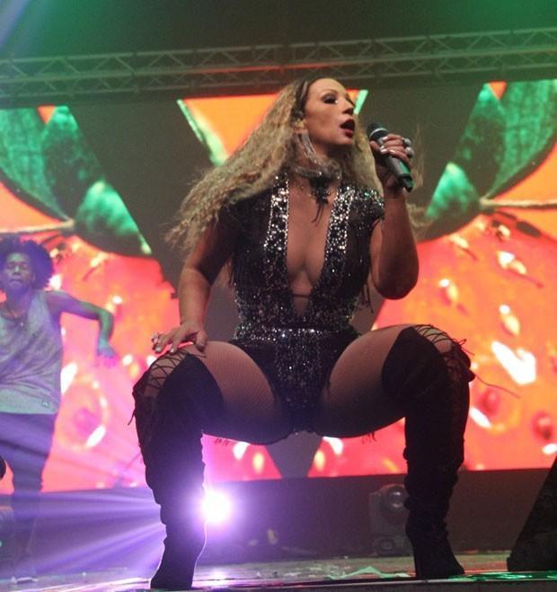 Valesca Popazuda usa look sensual e arrasa em show