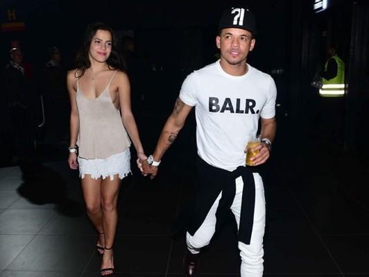 Sem sutiã, Emilly Araújo vai a show com melhor amigo de Neymar