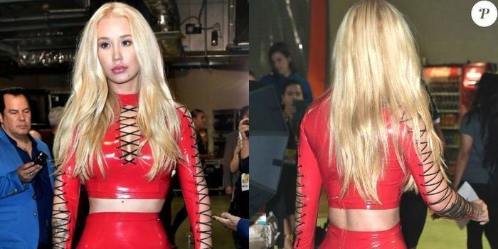 Iggy Azalea deixa bumbum à mostra em look ousado em premiação