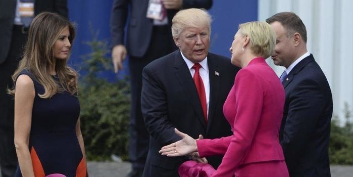 Primeira-dama da Polônia deixa Trump “no vácuo”: assista o vídeo