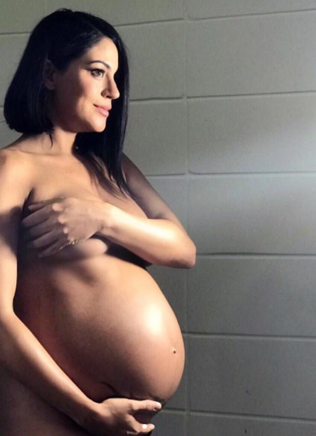Carol Castro posa nua e exibe barrigão em reta final da gravidez
