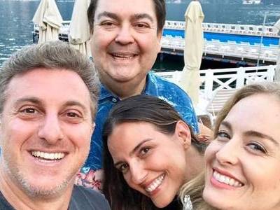 Angélica, Luciano Huck, Faustão e a mulher posam juntos na Itália