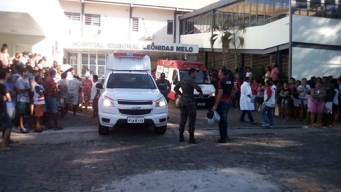 Ambulâncias fazem a transferência de feridos para o HUT (Crédito: Portal Longah)