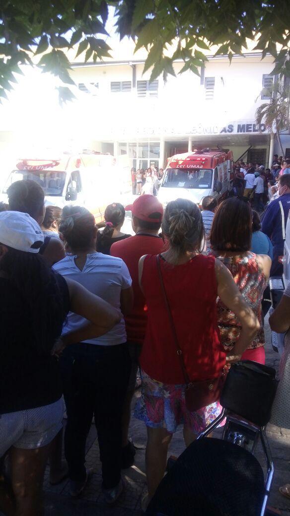 Populares se aglomeram na porta do Hospital (Crédito: Portal Longah)
