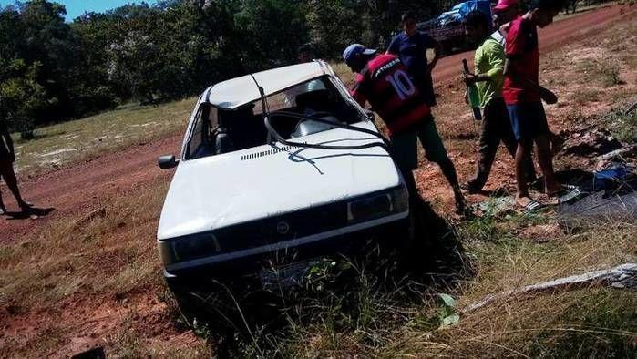 Veículo bate em pedra, se desgoverna e capota no interior do PI (Crédito: Paulo Cruz)