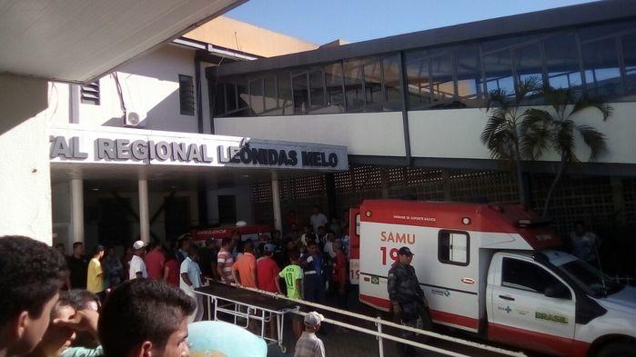 Ambulâncias fazem a transferência de feridos para o HUT (Crédito: Portal Longah)