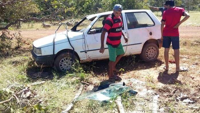 Veículo bate em pedra, se desgoverna e capota no interior do PI (Crédito: Paulo Cruz)