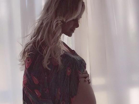Eliana recebe alta de hospital e comemora exibindo a barriga