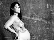 Carol Castro exibe barrigão de 9 meses