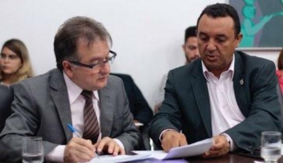 Secretário Merlong Solano e o reitor da Uespi, Nouga Cardoso (Crédito: Reprodução )