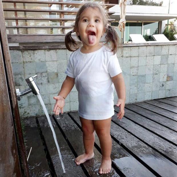 Maria Flor, filha de Deborah Secco e Hugo Moura, em foto que causou discórdia (Crédito: Reprodução)