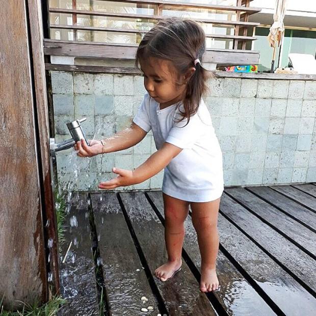 Maria Flor, filha de Deborah Secco e Hugo Moura (Crédito: Reprodução)