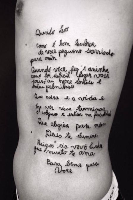 Jovem tatua carta escrita pela avó diagnosticada com 