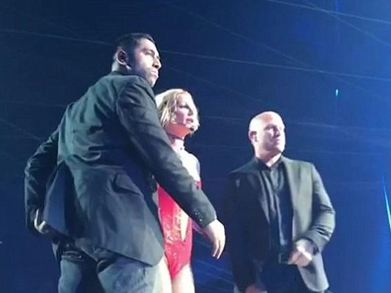 Homem invade palco e Britney fica aterrorizada: 'Ele está armado?'