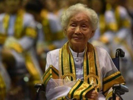 Inspirada em filha, mulher de 91 anos se forma na Tailândia