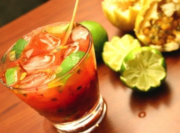 Receita: Caipirinha de Morango, Abacaxi e Pimenta Rosa (Crédito: Reprodução)