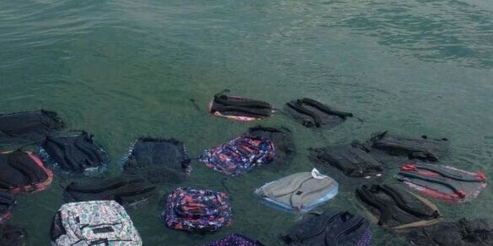Produtos se espalham no mar após contêineres se romperem