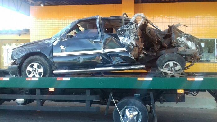 O veículo da vítima ficou parcialmente destruído (Crédito: PRF)