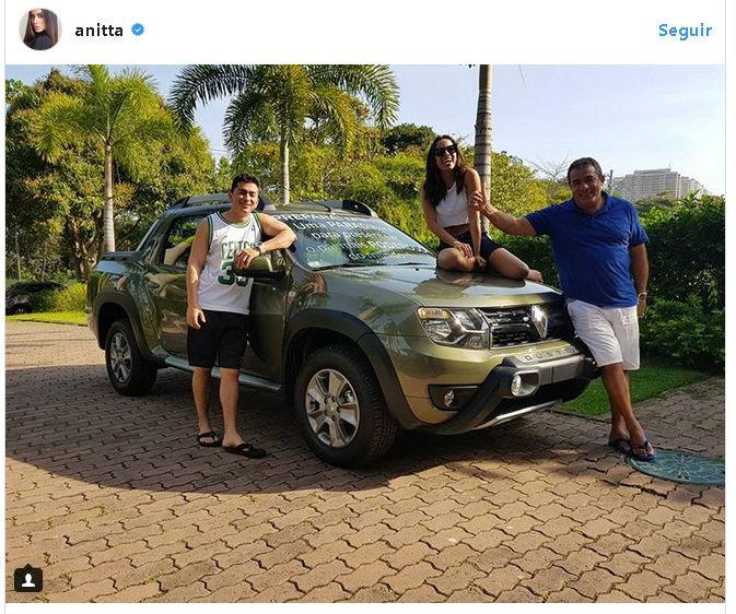 Anitta mostra presente que comprou para o pai (Crédito: Instagram)