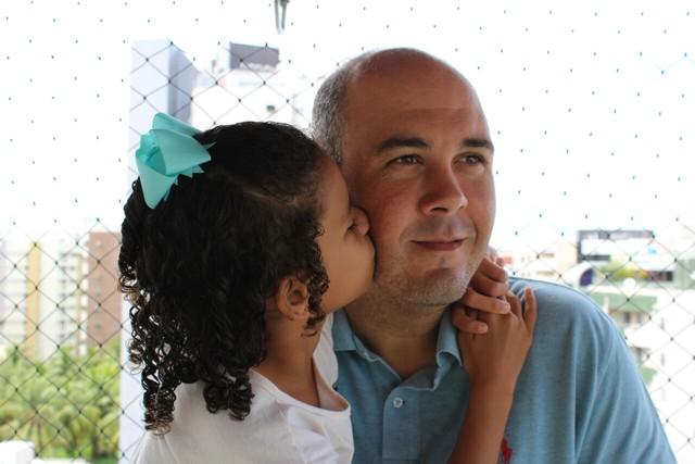 Victor Sarmento ao lado da filha (Crédito: Arquivo Pessoal/G1)